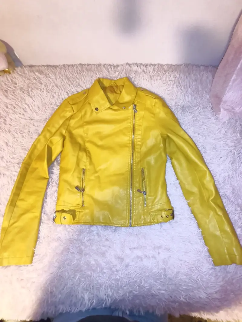 Chaqueta amarilla de cuero