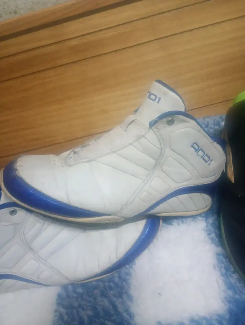 Zapatillas deportivas blancas y azules - 1