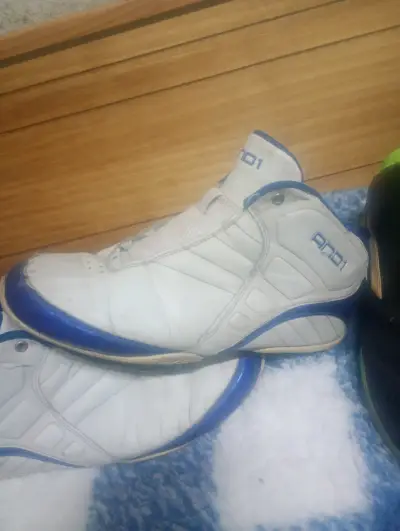 Zapatillas deportivas blancas y azules - miniatura 1