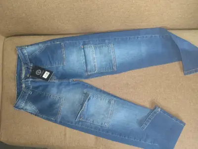 Jeans azules con bolsillos - miniatura 1