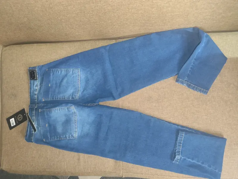 Jeans azules con bolsillos - 2
