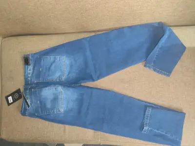 Jeans azules con bolsillos - miniatura 2