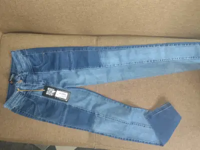 Jeans azul clásico con etiqueta - miniatura 1