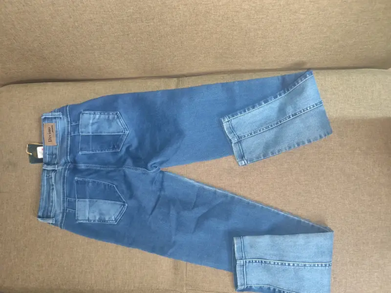 Jeans azul clásico con etiqueta - 2