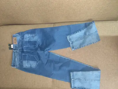 Jeans azul clásico con etiqueta - miniatura 2
