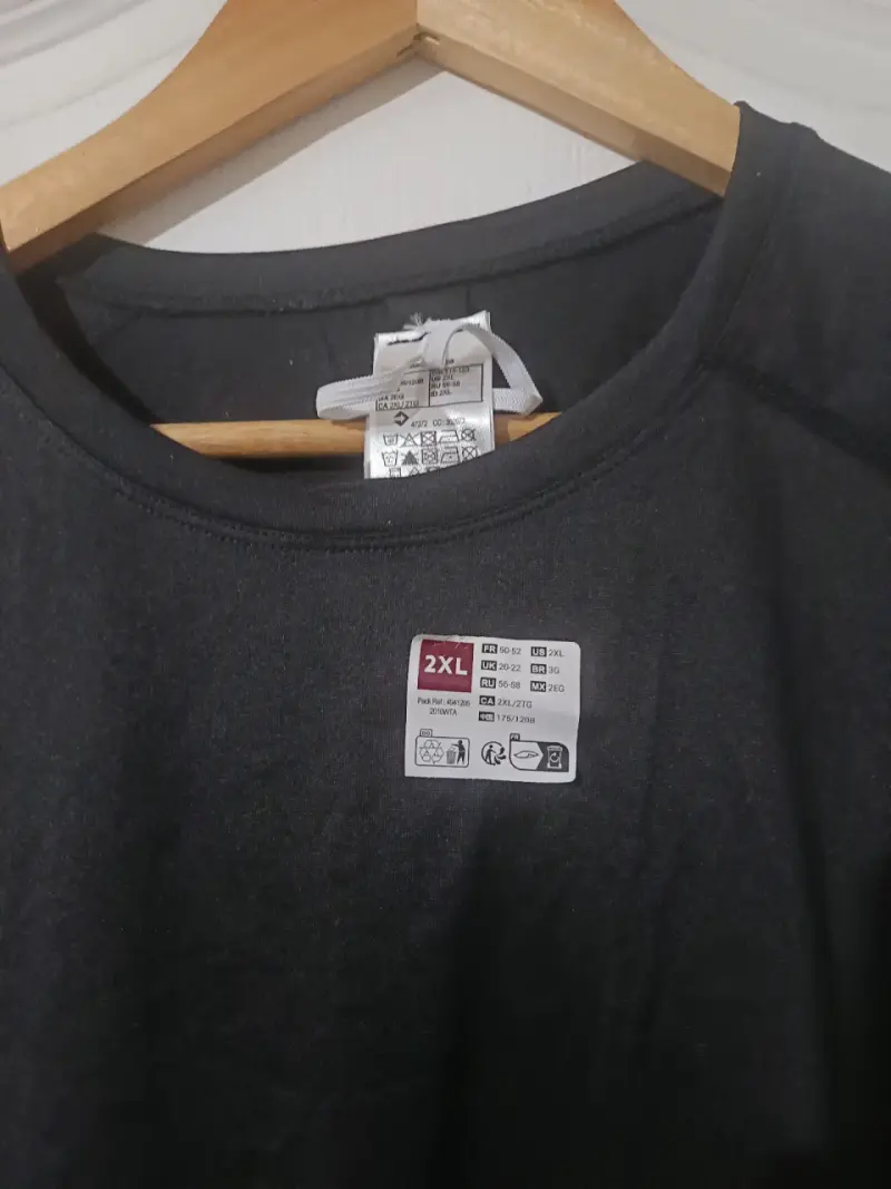 Polera negra deportiva - 2
