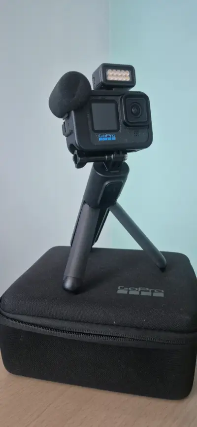 Cámara GoPro con trípode y luz - miniatura 1