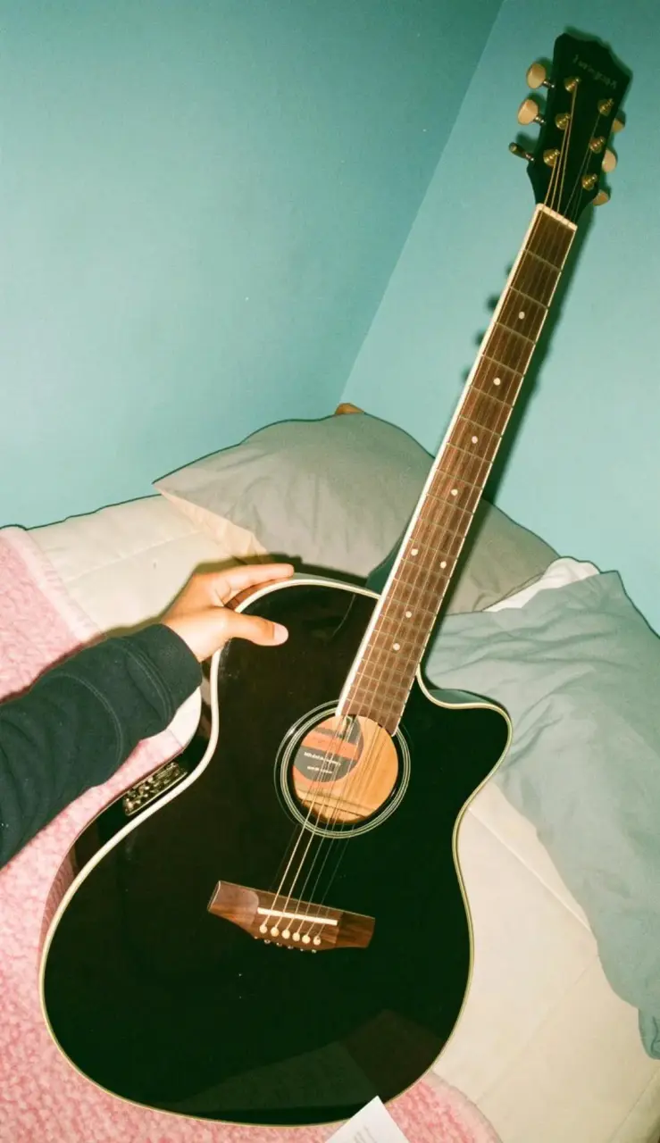 Guitarra acústica negra