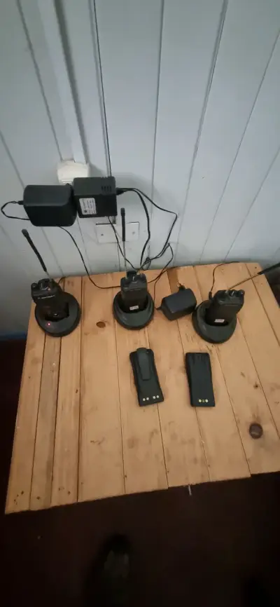 Set de walkie-talkies con cargadores - miniatura 1