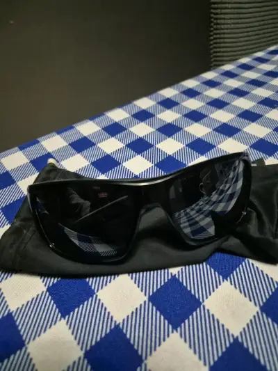 Lentes de sol negros grandes - miniatura 1