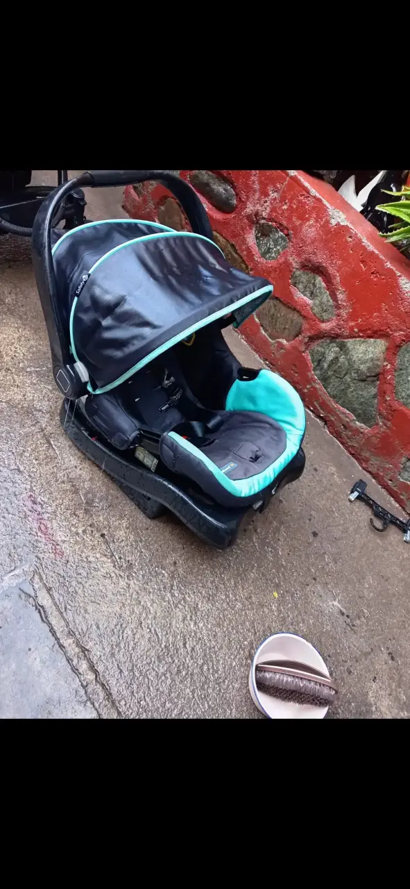 Silla de auto bebé negra y turquesa