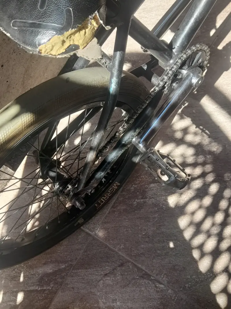 Bicicleta BMX negra usada - 3