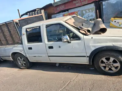 Camioneta blanca para reparación - miniatura 1