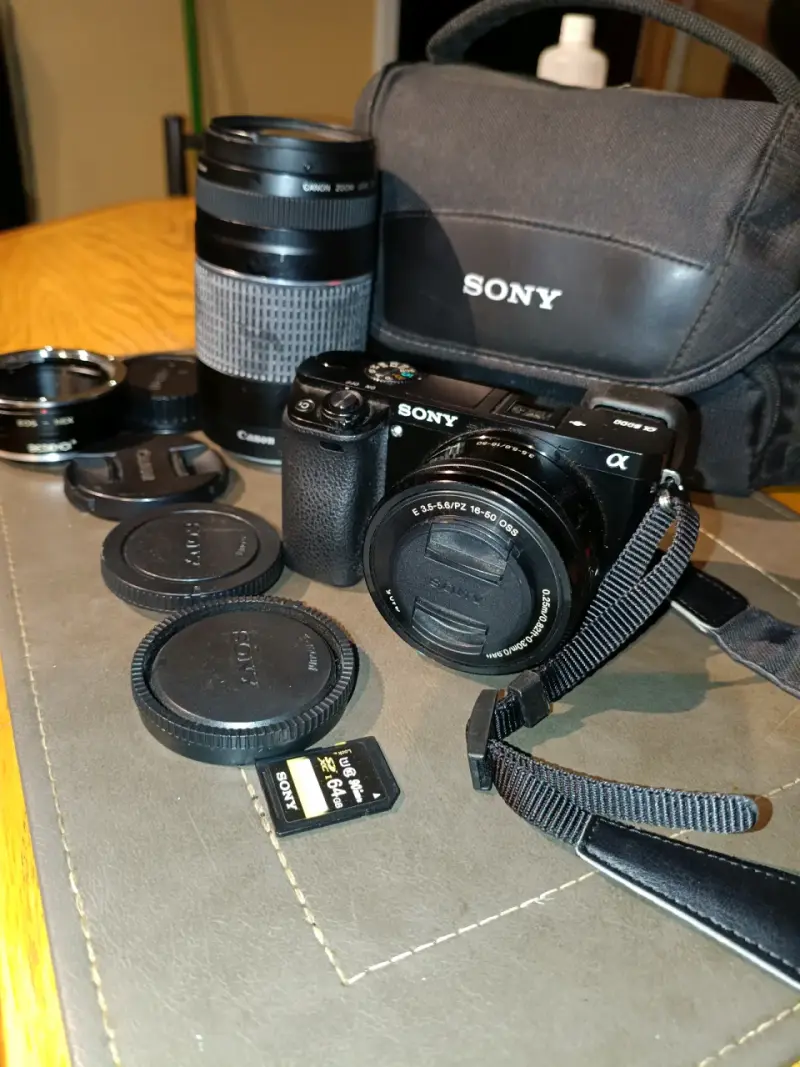Cámara Sony Alpha con accesorios - 2