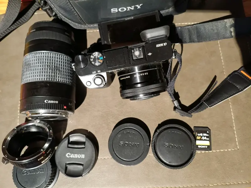 Cámara Sony Alpha con accesorios - 3