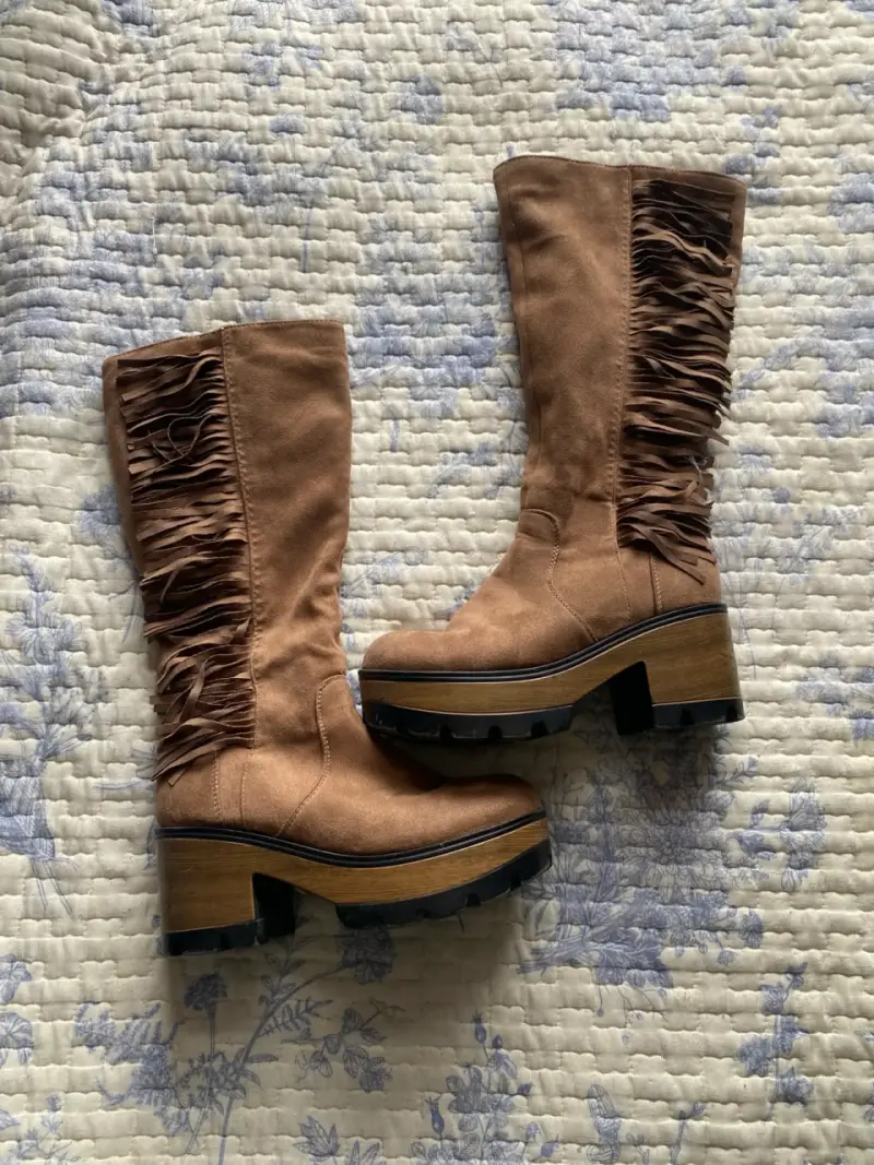 Botas café con flecos