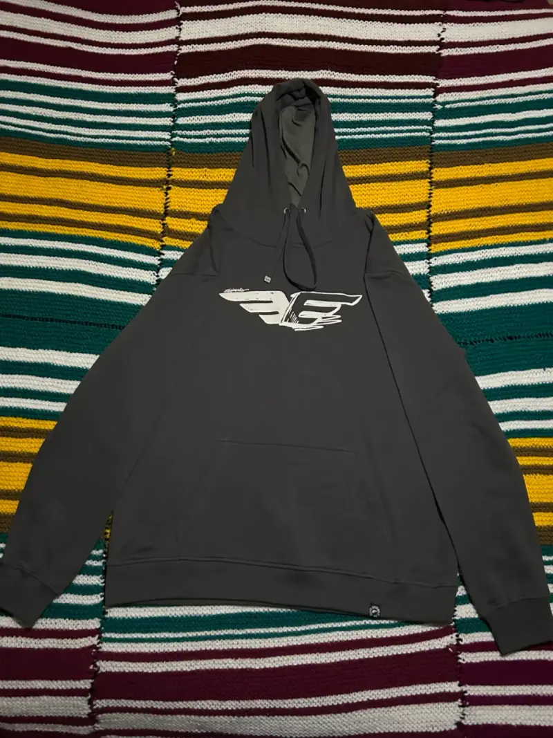 Polerón con capucha gris y los blanco - 1