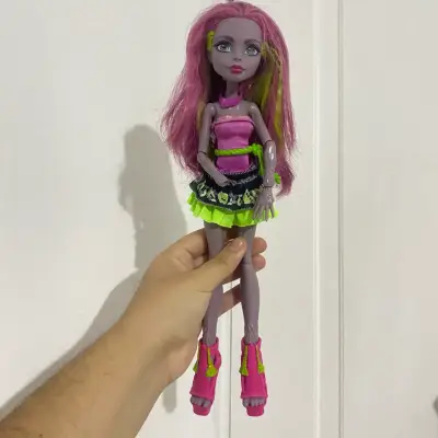 Muñeca Marisol Monster High sin accesorios y mano - miniatura 1