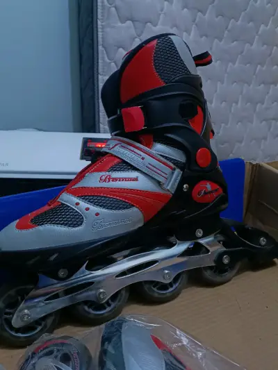 Patines roller rojos y negros - miniatura 1