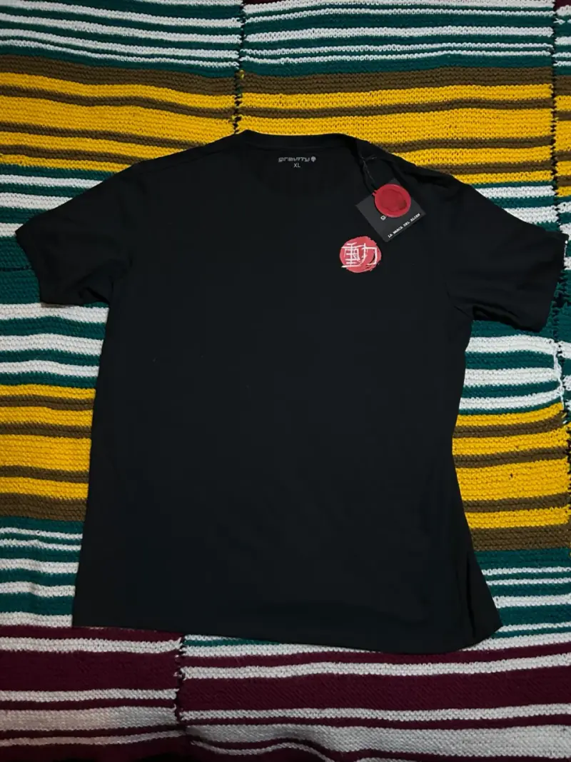 Polera negra con estampado - 1