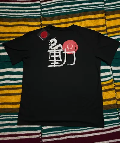 Polera negra con estampado - miniatura 2