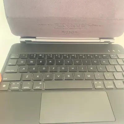 Teclado iPad dupe Magic Keyboard (+cable de carga) - miniatura 4