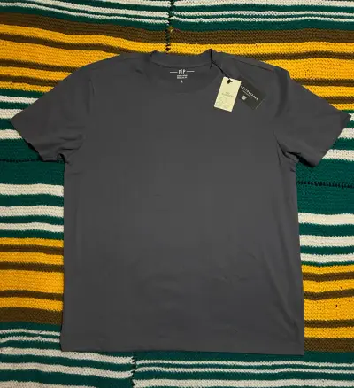 Polera gris con etiqueta - miniatura 1