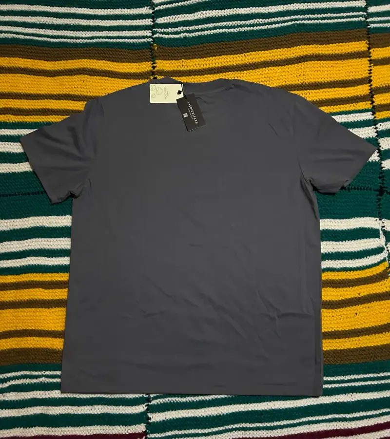 Polera gris con etiqueta - 2