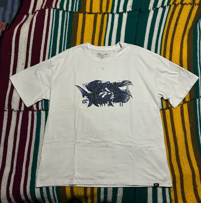 Polera blanca con estampado gráfico - 1