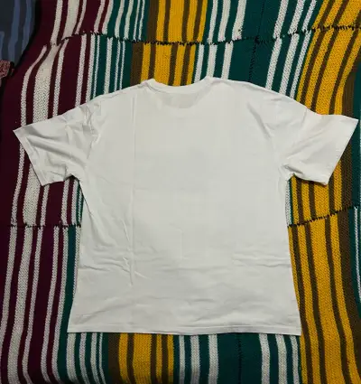 Polera blanca con estampado gráfico - miniatura 2