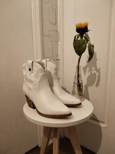 Botas blancas estilo western - miniatura 1