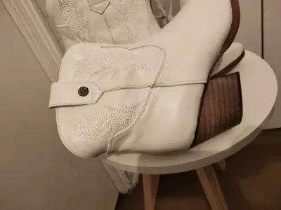 Botas blancas estilo western - miniatura 3
