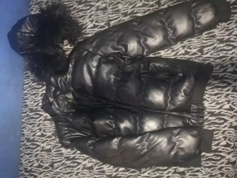 Chaqueta negra acolchada con capucha - 1