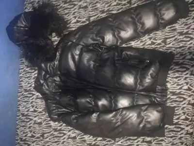 Chaqueta negra acolchada con capucha - miniatura 1