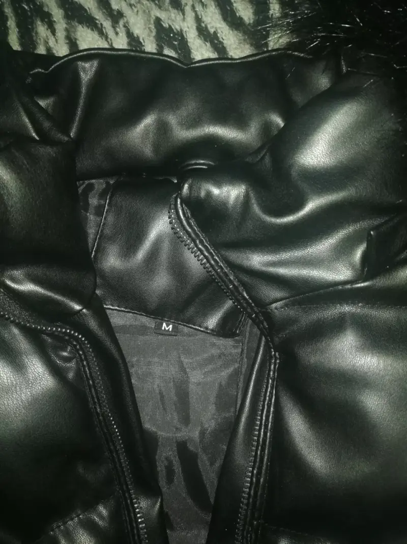 Chaqueta negra acolchada con capucha - 2