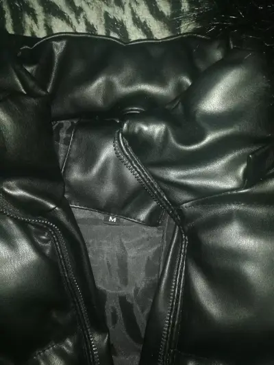 Chaqueta negra acolchada con capucha - miniatura 2