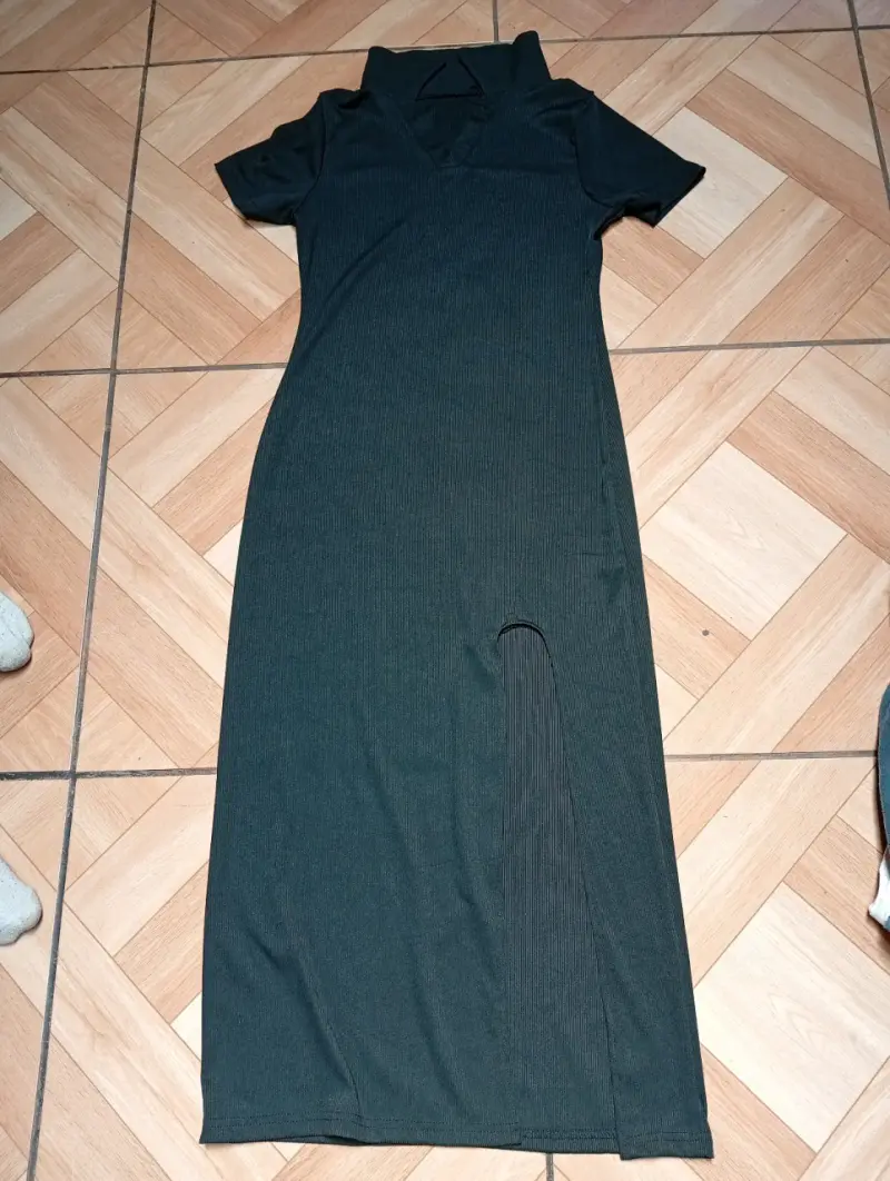 Vestido negro con cuello alto
