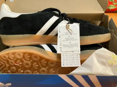 Zapatillas negras con franjas blancas - miniatura 1