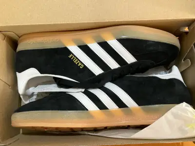 Zapatillas negras con franjas blancas - miniatura 2