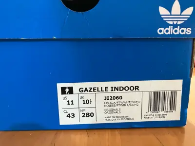 Zapatillas negras con franjas blancas - miniatura 3