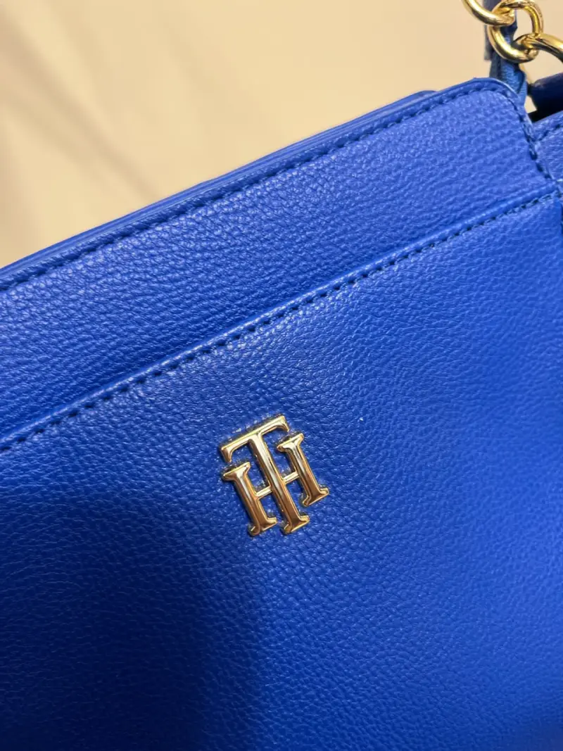 Cartera Tommy azul con correa ajustable - 2