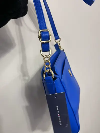 Cartera Tommy azul con correa ajustable - miniatura 3