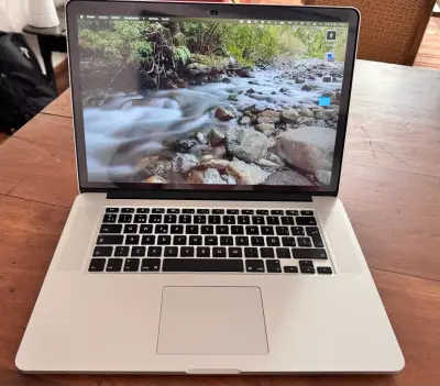 Laptop Apple MacBook Pro 15 pulgadas - miniatura 1