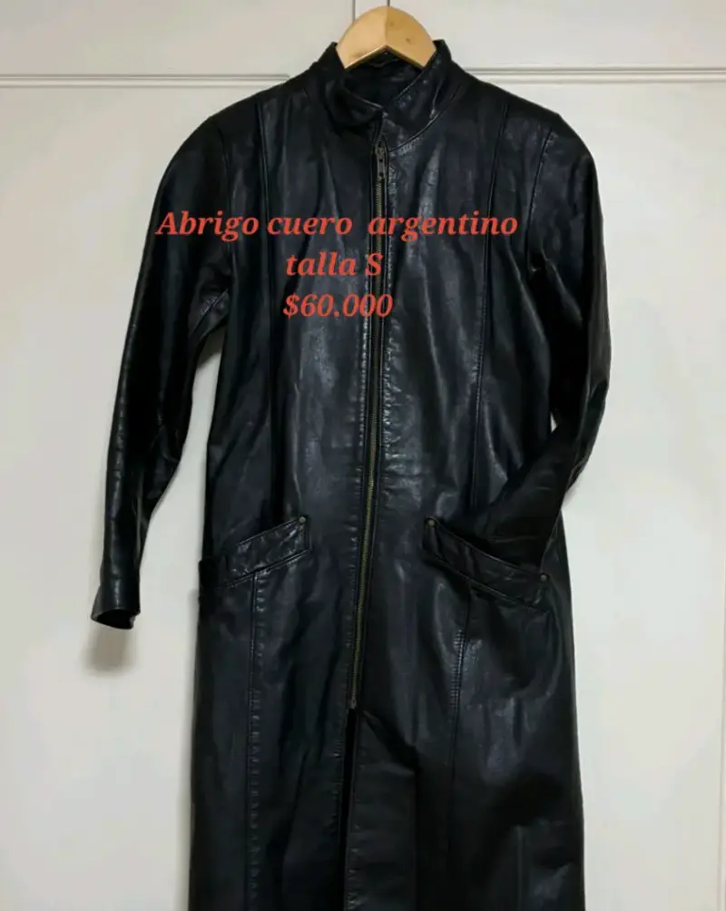 Abrigo de cuero negro