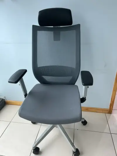 Silla ejecutiva gris con cabecero - miniatura 2