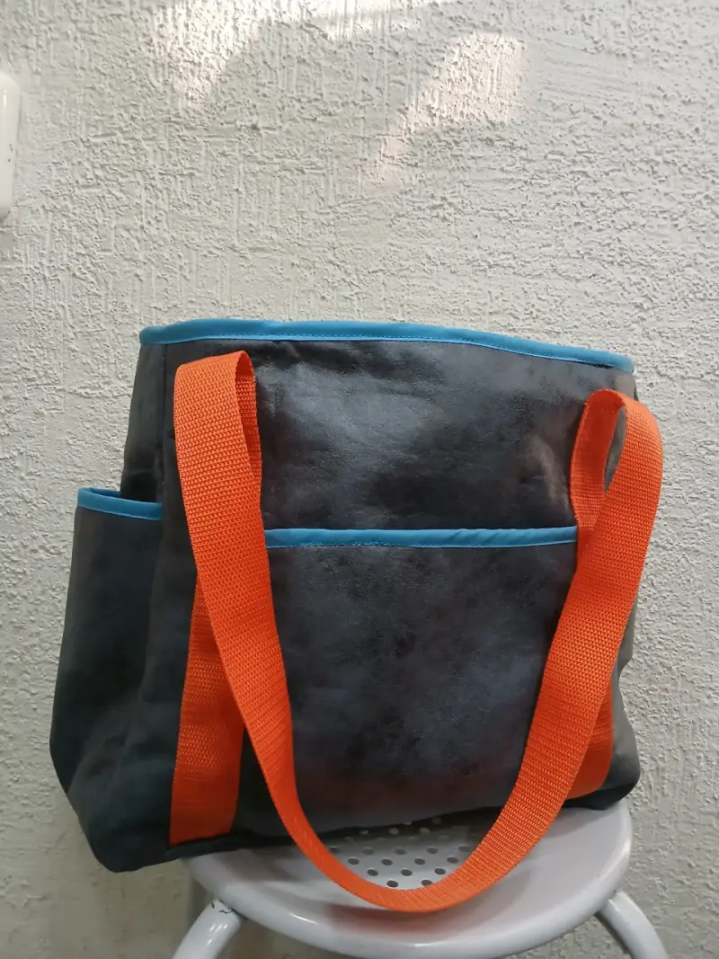 Bolso de tela azul con tiras naranjas - 1