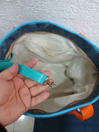 Bolso de tela azul con tiras naranjas - miniatura 2