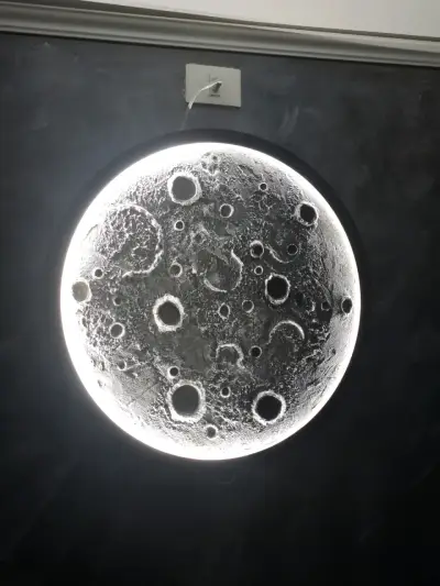 Lámpara LED forma de Luna - miniatura 1