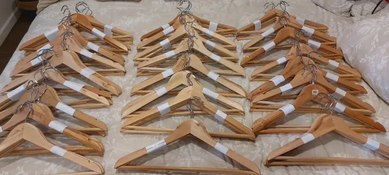 Perchas de madera resistente