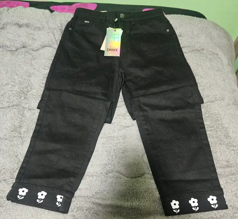 Pantalones negros con diseño floral